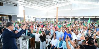 Leonel Fernández juramenta en la FP al exgobernador de Hermanas Mirabal y dirigentes del PRM y PLD