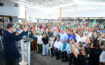 Leonel Fernández juramenta en la FP al exgobernador de Hermanas Mirabal y dirigentes del PRM y PLD