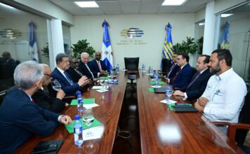 Leonel Fernández recibe comisión del Gobierno dominicano