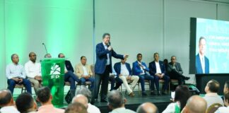 Leonel Fernández encabeza asambleas regionales de la Dirección Central de FP en San Cristóbal y Santiago