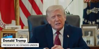 Trump lee la Biblia desde el Despacho Oval tras sus ataques al papa