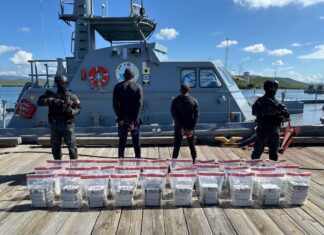 Interceptar dos hombres a bordo de una lancha con 151 paquetes de presunta cocaína