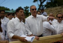 Presidente Abinader anuncia la construcción de un complejo de 112 apartamentos para afectados por las lluvias en Villa Montellano, Puerto Plata