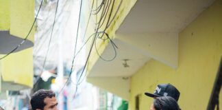 El senador Omar Fernández , va en auxilio de afectados por lluvias; entrega utensilios y ajuares en el Gran Santo Domingo