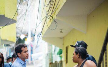 El senador Omar Fernández , va en auxilio de afectados por lluvias; entrega utensilios y ajuares en el Gran Santo Domingo