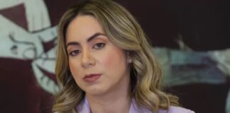 Las juezas del Segundo Tribunal Colegiado del Distrito Nacional tienen previsto decidir este miércoles sobre la solicitud de extinción de la acción penal presentada por la defensa de Jean Alain Rodríguez, principal acusado en el caso Medusa. La defensa sostiene que el proceso lleva más de cinco años en los tribunales, por encima del plazo máximo de cuatro años establecido en el Código Procesal Penal. El Ministerio Público, en cambio, atribuye parte de las demoras a incidentes y recursos promovidos por los abogados del exprocurador. El Ministerio Público sostiene que Rodríguez encabezó una presunta red de corrupción administrativa que habría operado mientras dirigió la Procuraduría General de la República entre 2016 y 2020. Según la acusación, el entramado causó un perjuicio económico superior a los RD$ 6,000 millones mediante maniobras fraudulentas relacionadas con contrataciones, compras, pagos irregulares y el manejo de recursos públicos de la institución. La acusación también involucra a varios exfuncionarios y colaboradores de la Procuraduría, a quienes el órgano acusador atribuye participación en una estructura destinada al desvío de fondos públicos y otras irregularidades administrativas. Parte de los imputados ha admitido responsabilidad en los hechos y ha llegado a acuerdos con el Ministerio Público durante el desarrollo del proceso. Tribunal pide abstenerse de utilizar el término “Medusa” El tribunal reiteró al Ministerio Público y a las demás partes abstenerse de utilizar el término “Medusa” para identificar el caso durante el desarrollo del proceso, en cumplimiento del criterio ya fijado por el Tribunal Constitucional sobre el uso de motes en expedientes judiciales. En ese sentido, el tribunal concluyó que el uso previo del nombre con el que fue conocido el caso no provocó una vulneración al derecho de defensa de los imputados, aunque dispuso que, de ahora en adelante, las partes se refieran al expediente sin emplear ese apelativo.