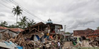 Terremoto de magnitud 7.7 sacude Indonesia y activa alerta de tsunami