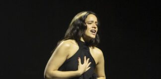 Rosalía canta ‘Reliquia’ con los pies en punta ante el público de Saturday Night Live