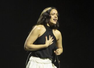 Rosalía canta ‘Reliquia’ con los pies en punta ante el público de Saturday Night Live